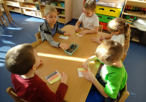 Dzieci kolorują chorągiewkę Niemiec